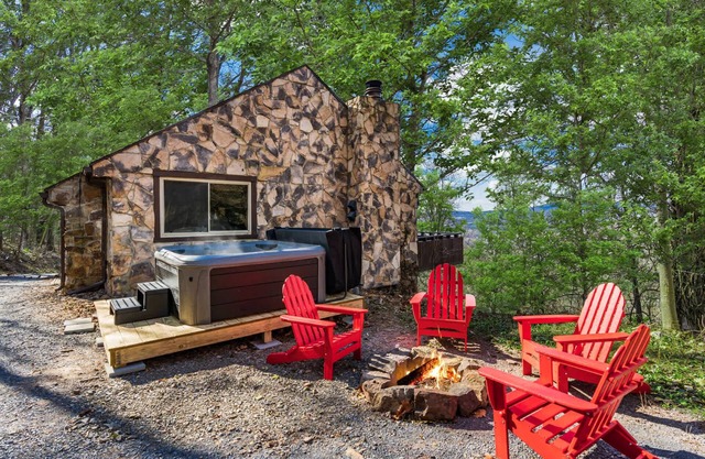 Amazing Views, Hot Tub, Fire Pit, Deck & Fireplace