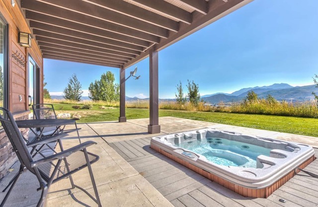 Amazing Views. Private Hot Tub. 6 bedrooms /6 bathrooms. 5 ensuite bedrooms.