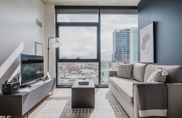 Amazing W Loop 1BR w/Spa, W/D, Gym, Biz Center & A/C, by Blueground