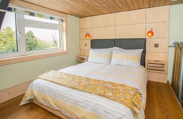 Amazon at Claron Lodge - Beautiful Double-Height En-Suite Studio Apartment