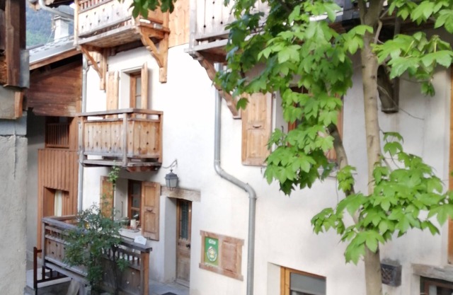 Ambiance Chalet Tout Confort Dans Hameau Typique Calme au Milieu des Vergers