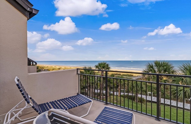 AMELIA ISLAND OCEAN BEACH FRONT BEACHWALKER-BUILDING CLOSEST TO SAND-4 BRM 3 BTH