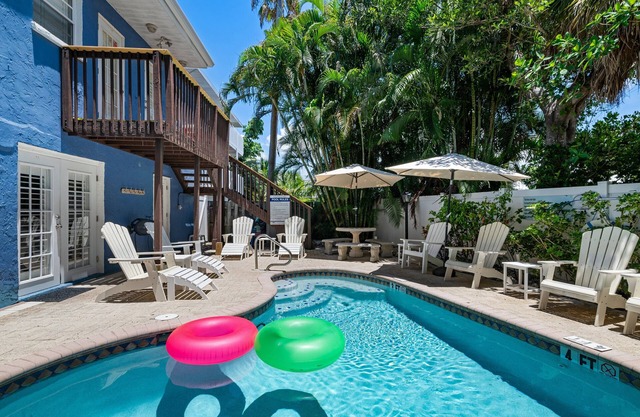 AMI Condo W/Pool, Walk to Beach, Bars, Restaurants and Fishing!