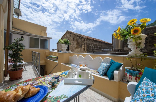 AMORE RENTALS - Casa Barbera B with Private Terrace and Air Conditioning