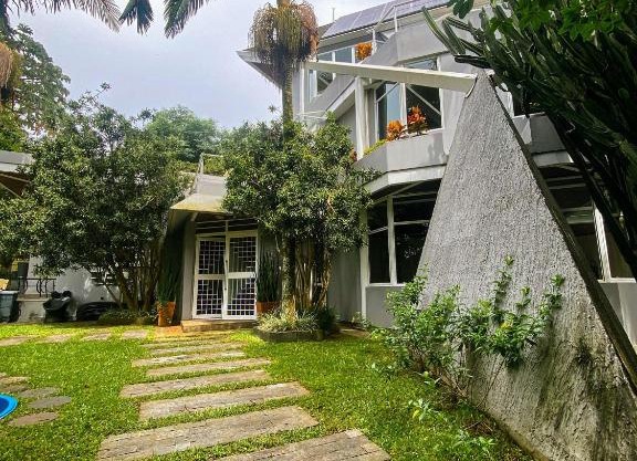 Ampla casa em meio à natureza