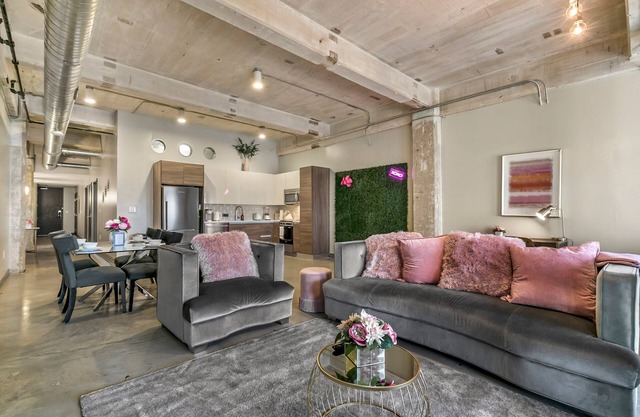 Amyfinehouse 2BR Loft in Downtown Dallas Pool+Downtown View+Valet+FreeBreakfast