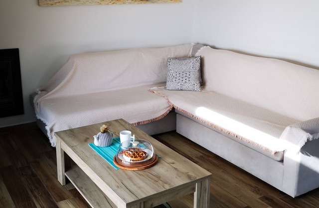 An adorable quiet family house! Sea view, wifi, BBQ & absolute privacy!