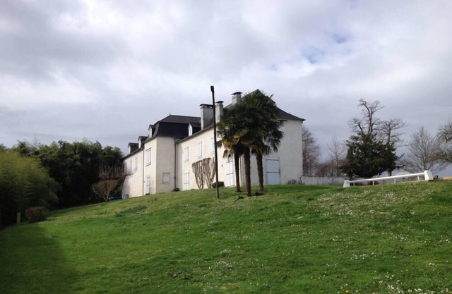 An authentic “maison de maître”, renovated with swimming-pool and set in the foothills of the Pyrenees