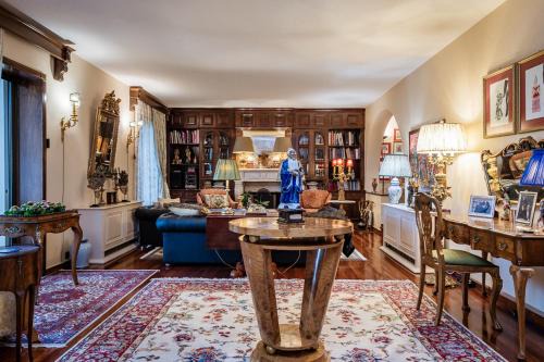 An eclectic pied a terre in Dionysos