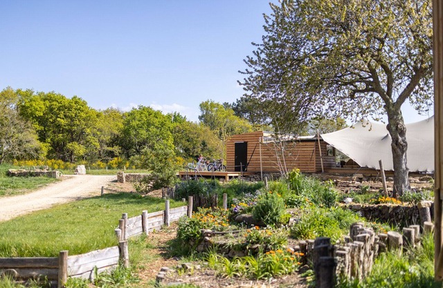 An ecolodge with swimming pool, surrounded by nature and 10 minutes from the beach!