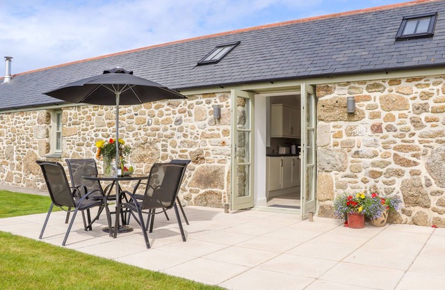 AN GARTH, family friendly, character holiday cottage in Sennen
