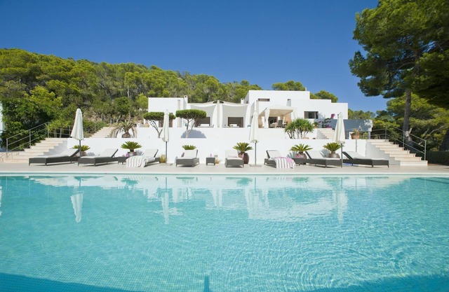 AN IMPRESSIVE, MODERN PROPERTY ON IBIZA’S WEST COAST, BEAUTIFUL SEA VIEWS