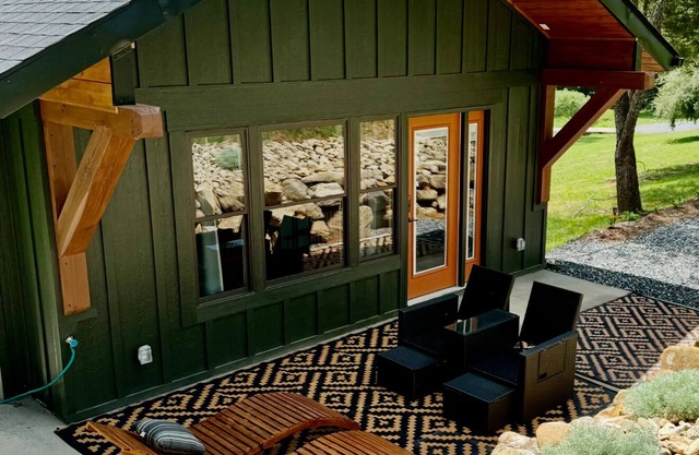 An Upscale Charming Couples Escape! Autumn Getaway with Hot Tub & Fire Pit !