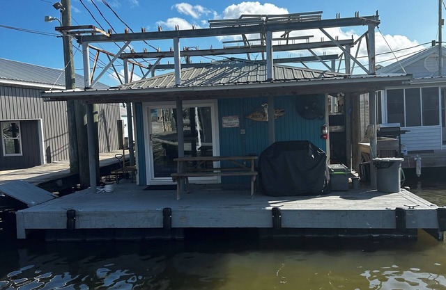 Ana's Houseboat Located In Venice Marina SLEEPS 10