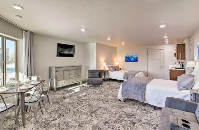 Anchorage Getaway with Mtn Views Less Than 5 Mi to Zoo!