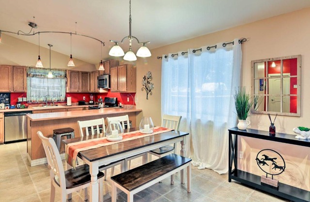Anchorage House with Private Deck, 8 Mi to Downtown!