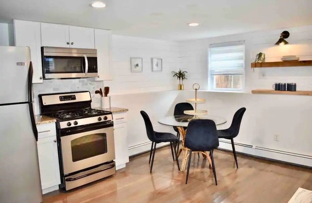 Anchors Away Inn 2 Br Apt 1 min walk to the Beach King & Queen