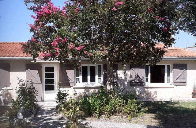 anciene house, in stone, surrounded by walls, in a quiet village