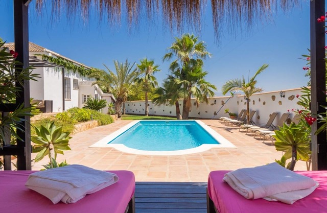 Andalusian Villa with heated pool and private garden