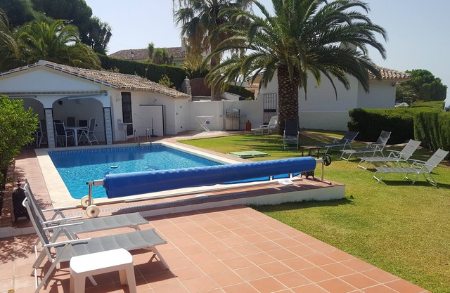 Andalusian Villa with sea-mountain views & private pool in Mijas for 8 people