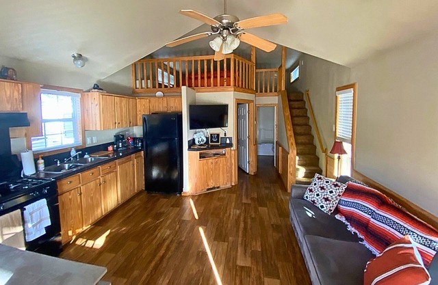 Angelina Cabin: heated pool & hot tub, quiet & relaxing