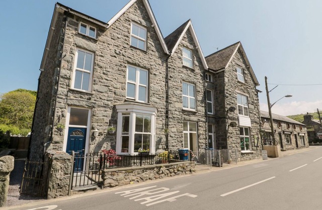 ANGORFA, pet friendly, character holiday cottage in Llanbedr