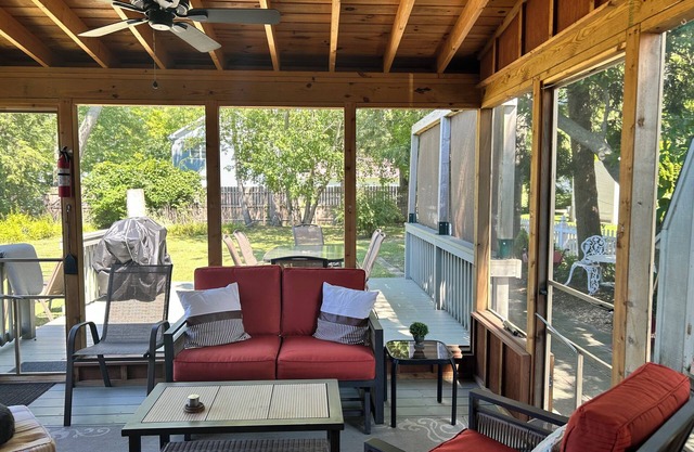 Anna's Cottage Walkable to downtown New Buffalo and the beach!