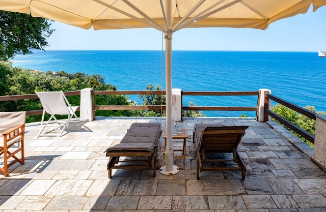 Anna’s Horizon in Damouchari Villa with private access to the sea