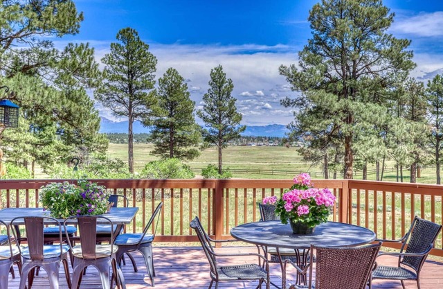 Antelope Ranch: Spacious Deck, Luxury Amenities, Mountain View Home Close to Hot Spring & Wolf Creek