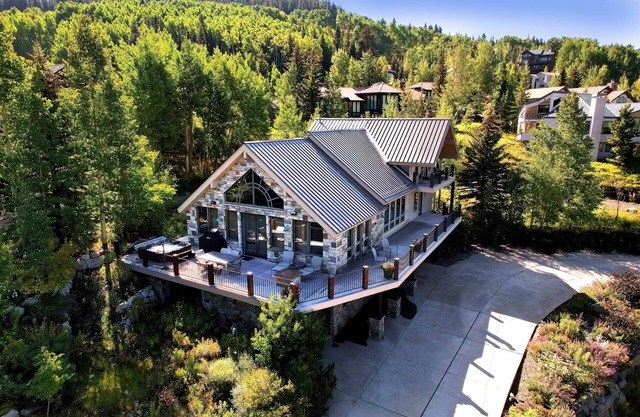 Anthracite Lodge/Ski-in Ski-out Luxury with Incredible Views! Hot Tub! Garage!