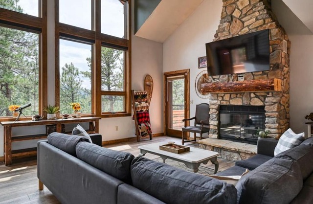 Antlers Ridge, Private Hot Tub, 3 Decks, MTN Views