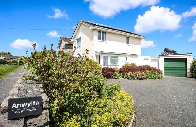 ANWYLFA, pet friendly, country holiday cottage in Moelfre