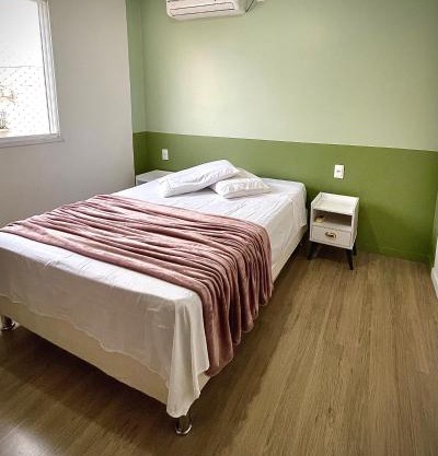 Ap de 2 quartos com AR, wifi e garagem - Bairro tranquilo