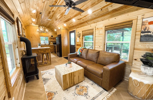 Apache Log Cabin - Walk to Lake, Pet Friendly