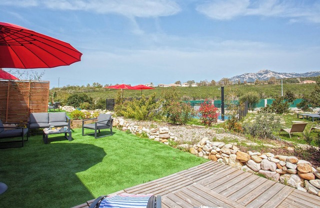 apart Levante shared swimming pool, bbq