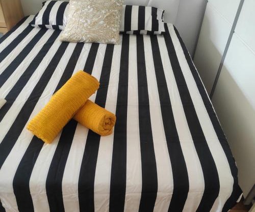 APARTAMENTO ESTUDIO LOFT en el Centro para 3 o 4 Personas Cama doble y sofá cama Check in a partir de las 15 y 30 min pm , check out hasta las 12 h con wifi Piscina impresionante con tumbonas y bar abierto de 12 a 20 pm Parking gratuito muy cercano