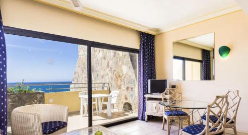 Apartamento superior con balcon en Bahia Feliz