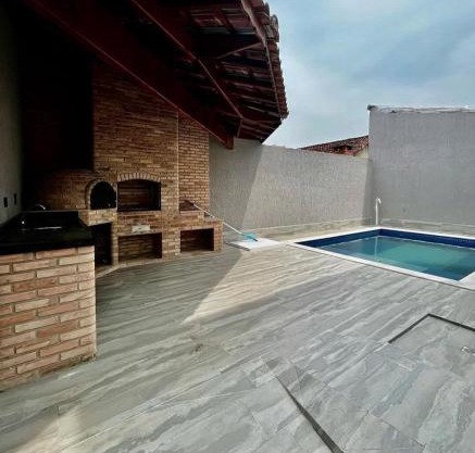 Apartamento, Wi-Fi e garagem gratuitas, com piscina a 8 min da praia!