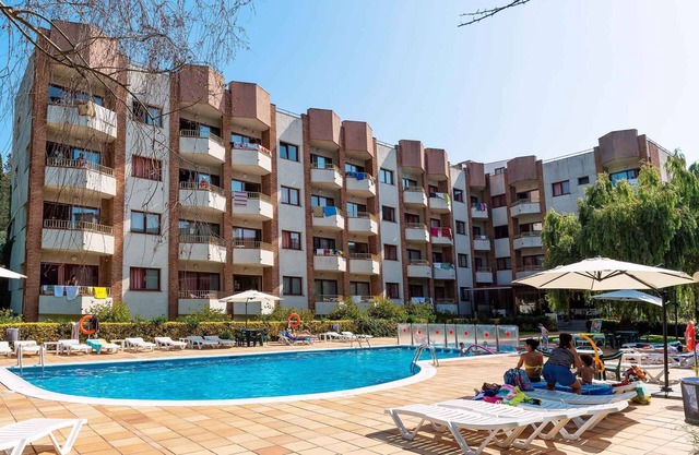 Apartement mit Pool und Balkon