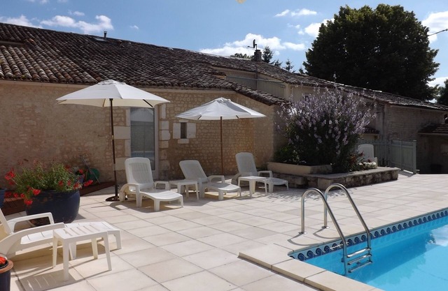 Apartement Ruisseau - a light and airy property beside pool.