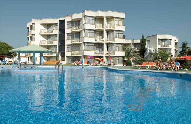 Apartement with pool and air conditioning