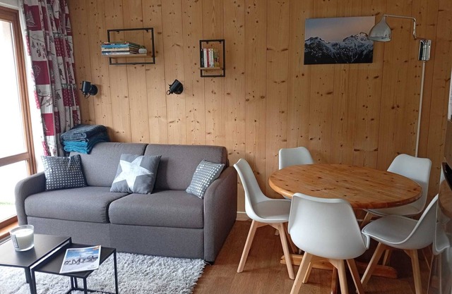 Apartment at the foot of the slopes, near outdoor swimming pool (summer) with garage.