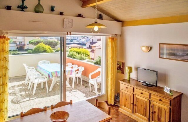 Apartment 2 rooms + mezzanine 45 m²near beach