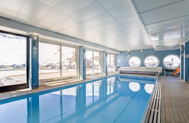 Apartment 3 persons center Val Claret, sheets provided heated swimming pool, sauna