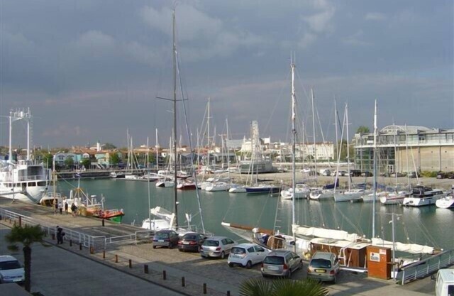 Apartment 41 m2, with GARAGE, view of the port, aquarium area, near train station.