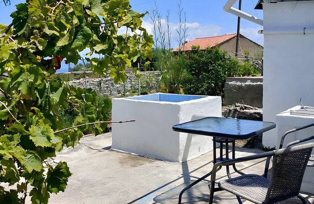 Apartment 'Ambelaki' with Sea View, Private Garden and Wi-Fi