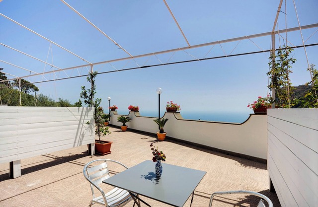 Apartment 'Appartamento Mitigliano' with Sea View, Wi-Fi and Air Conditioning