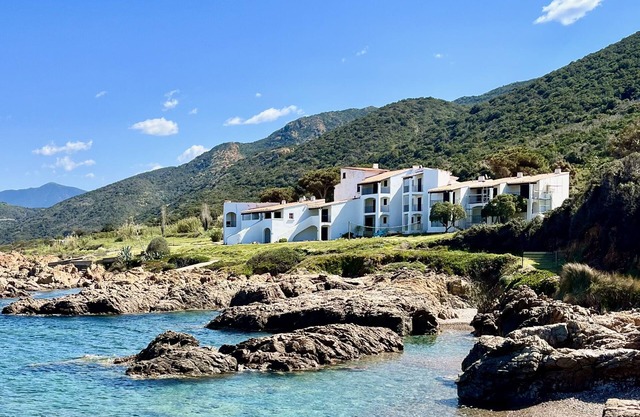 Apartment by the sea for 4