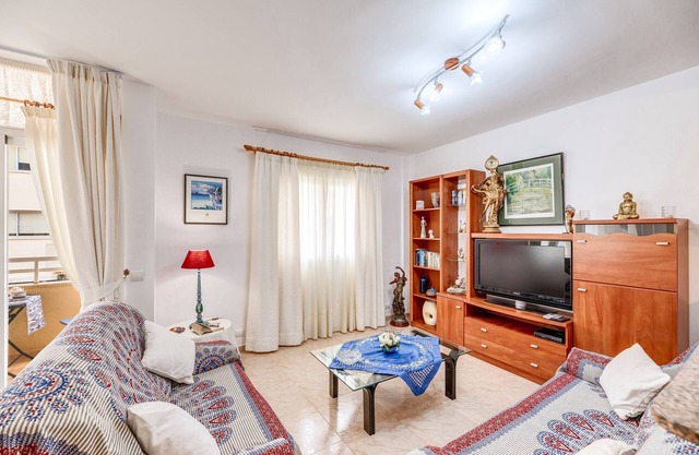 Apartment Close to the Beach with Wi-Fi, Air Conditioning & Balcony