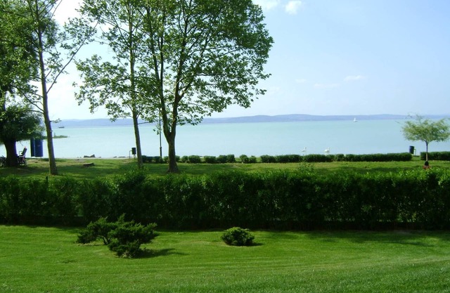 Apartment directly at lake in groundfloor with air-conditioner with spa & WIFI
